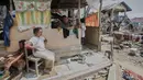 Di beberapa sudut jalan, sisa-sisa banjir masih menggenang. Tampak dalam foto, para penyintas berlindung di gubuk darurat di daerah yang terdampak banjir bandang di Aceh Tamiang, Pulau Sumatra, Indonesia, Jumat 5 Desember 2025. (AP Photo/Binsar Bakkara)