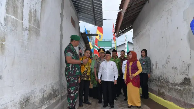 Wapres Ma'ruf Amin meninjau lokasi rekonstruksi bangunan pascagempa di Desa Gontoran Barat, Kota Mataram, NTB. (foto: setwapres)