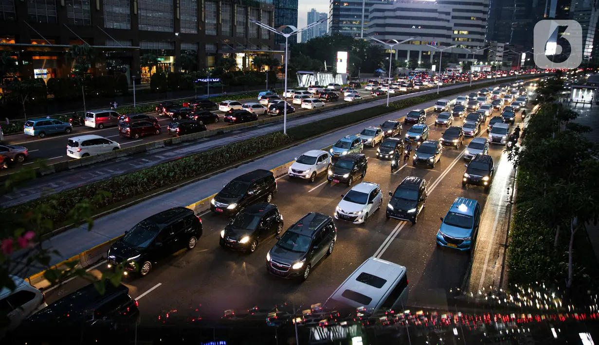 Kendaraan terjebak kemacetan di ruas jalan Jenderal Sudirman, Jakarta, Rabu (25/11/2020). Kemacetan jalanan Ibu Kota usai hujan mengguyur adalah pemandangan yang biasa. Namun di masa pembatasan sosial berskala besar (PSBB) transisi, pemandangan ini kembali muncul. (Liputan6.com/Faizal Fanani)