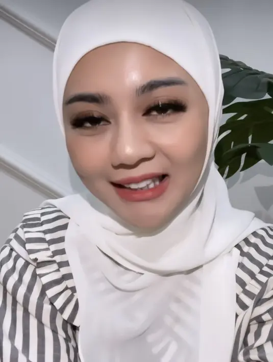 Ia juga tampil dengan hijab model lilit leher warna putih yang dipadukan atasan bergaris warna hijau putih. Credit: Instagram (@jenitajanet)