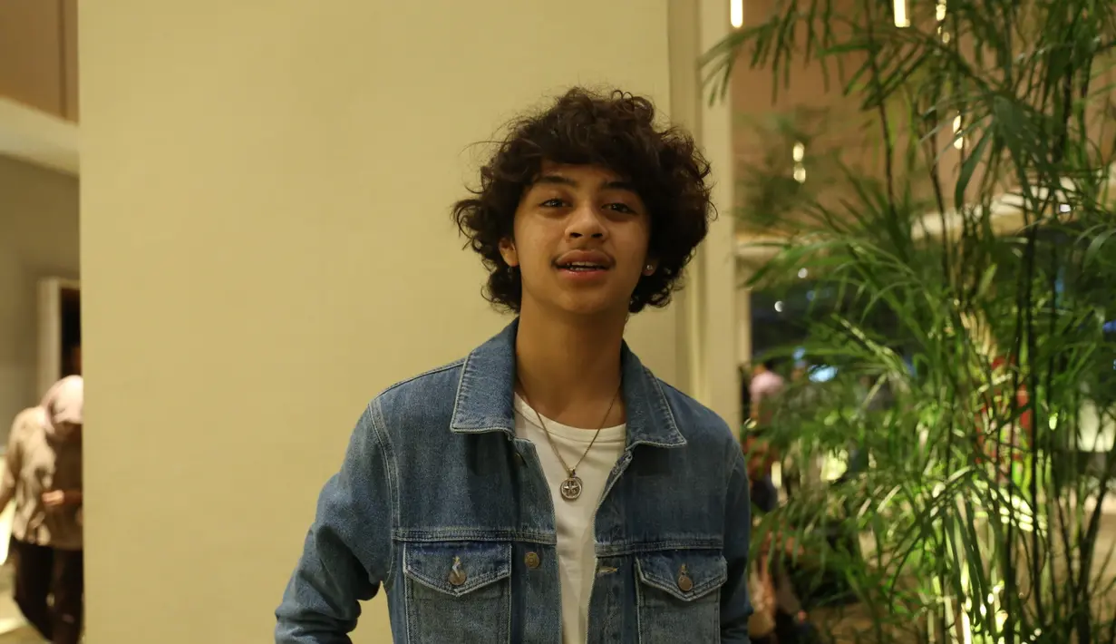 Penyanyi dan pemeran itu enggan membahas lebih lanjut terkait hubungan keduanya. Apalagi, pemeran dalam film Rudy Habibie itu mengaku bahwa selama ini mengenal keduanya. (Nurwahyunan/Bintang.com)