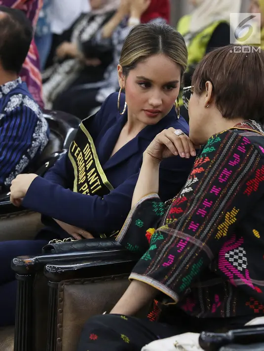 Aktris dan Cinta Laura Kiehl menghadiri acara penobatan di Kantor KemenPPPA, Jakarta, Senin (29/7/2019). Kementerian Pemberdayaan Perempuan dan Perlindungan Anak mendaulat Cinta Laura sebagai duta anti kekerasan terhadap perempuan dan anak. (Liputan6.com/Herman Zakaharia)