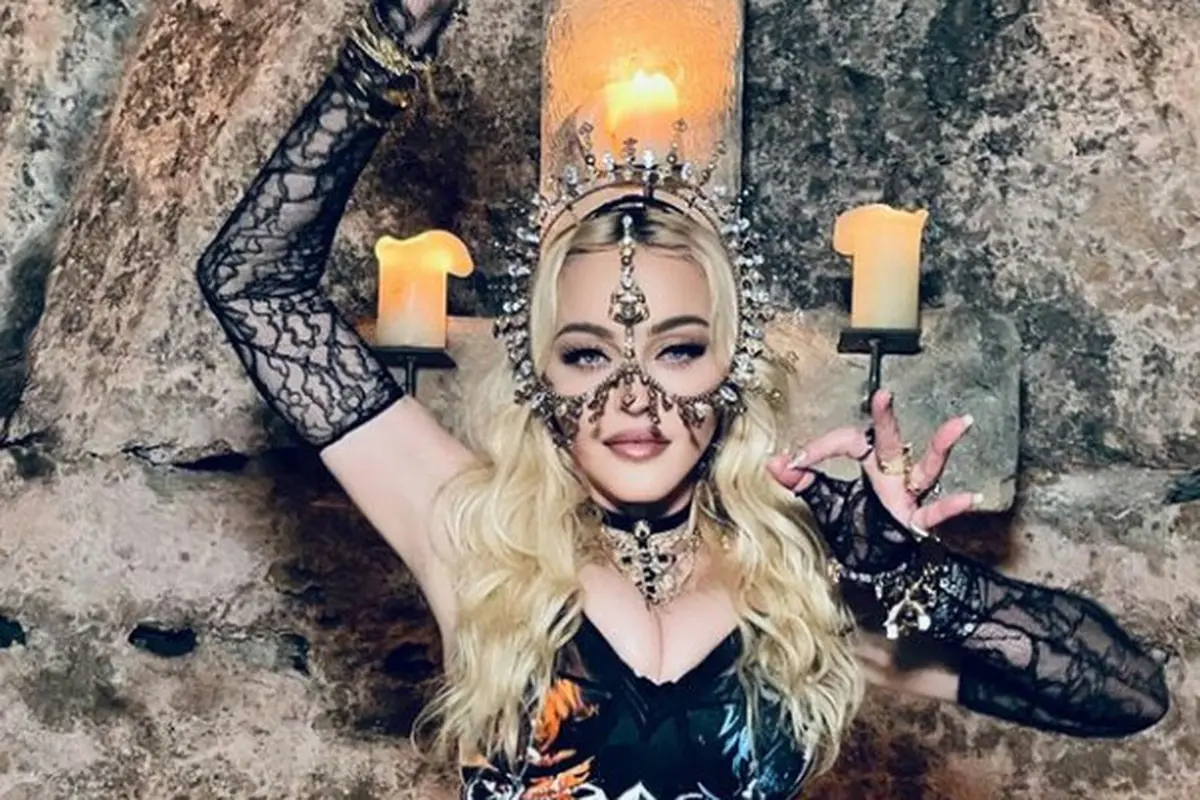 Gaya Madonna Pakai Headpiece Karya Rinaldy Yunardi di Momen Perayaan Ultah ke-63
