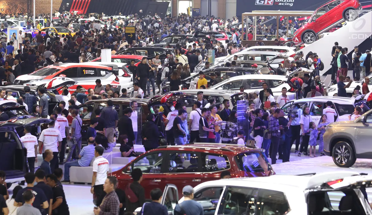 Pengunjung memadati area pameran Gaikindo Indonesia International Auto Show (GIIAS) 2019 di ICE BSD, Tangerang, Sabtu (20/7/2019). Akhir pekan dimanfaatkan warga untuk mengunjungi pameran otomotif GIIAS 2019 terlihat dari padatnya pengunjung di setiap stan. (Liputan6.com/Angga Yuniar)