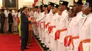 Presiden Joko Widodo (kiri) menyalami anggota Pasukan Pengibar Bendera Pusaka (Paskibraka) usai pengukuhan di Istana Negara, Jakarta, Kamis (15/8/2019). Sebanyak 68 anggota Paskibraka tersebut akan bertugas pada upacara HUT ke-74 RI. (Liputan6.com/Angga Yuniar)