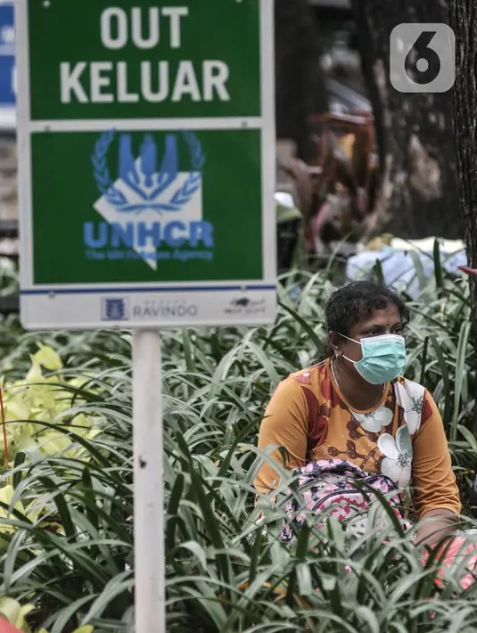 Aktivitas imigran pencari suaka saat menghuni di depan Kantor UNHCR Kebon Sirih, Jakarta, Kamis (1/4/2021). Puluhan imigran dari berbagai negara konflik kembali menghuni di depan Kantor UNHCR Kebon Sirih sejak beberapa waktu lalu. (merdeka.com/Iqbal S Nugroho)