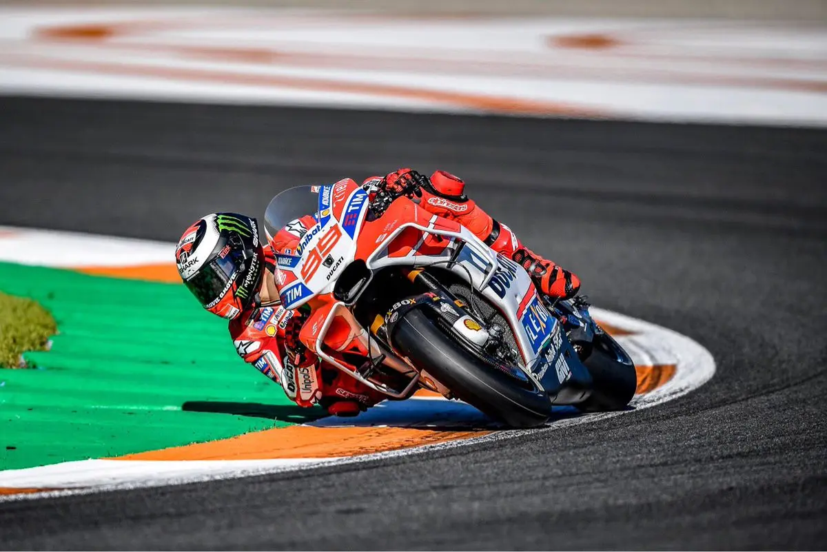 Pebalap Ducati, Jorge Lorenzo saat menukangi GP17 musim lalu (Twitter/@DucatiMotor)