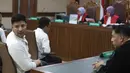 Kasus pertama Ammar Zoni terjadi pada 2013. Ketika itu, ia hanya menjalani satu tahun rehabilitasi. Tampak dalam foto, terdakwa kasus peredaran narkotika di dalam Rumah Tahanan (Rutan) Salemba, Muhamad Ammar Akbar alias Ammar Zoni (kiri), saat mengikuti sidang pembacaan putusan di Pengadilan Negeri Jakarta Pusat, Kamis (23/4/2026). (Kapanlagi.com/Budy Santoso)