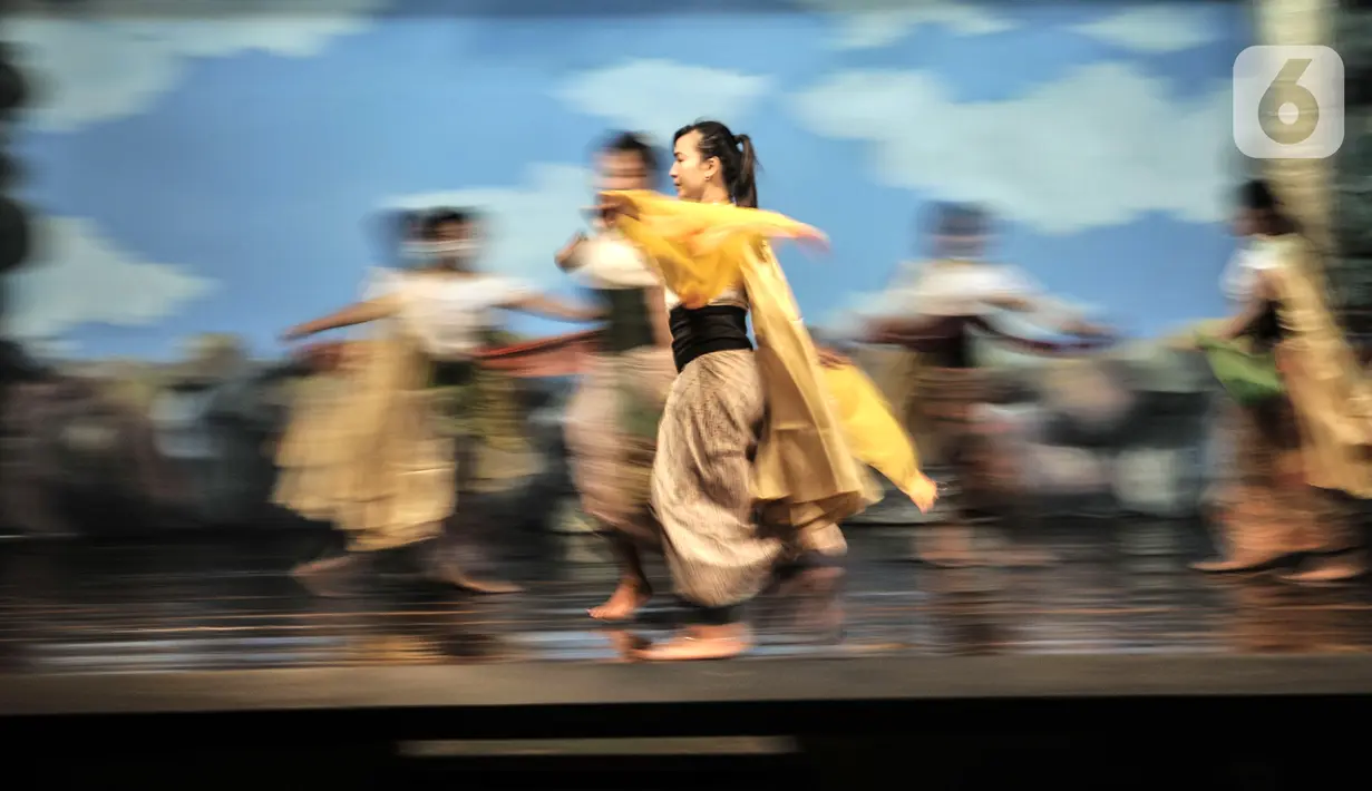 Seniman saat berlatih pementasan wayang orang di Gedung Pertunjukan Wayang Orang Bharata, Senen, Jakarta, Minggu (4/4/2021). Latihan digelar dengan menerapkan protokol kesehatan dan pembatasan waktu berlatih. (merdeka.com/Iqbal S. Nugroho)
