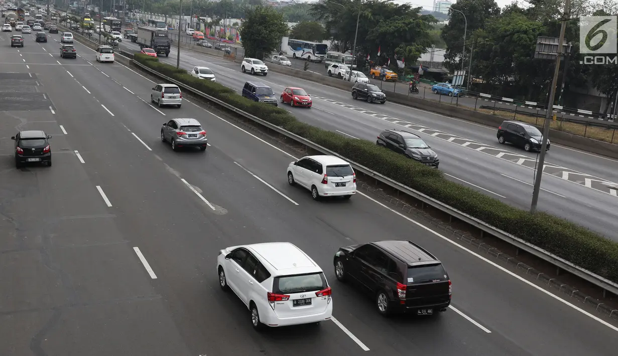 Kendaraan roda empat melintas di ruas tol lingkar luar di Jakarta, Minggu (26/8). Implementasi penyeragaman tarif tol lingkar luar Jakarta atau Jakarta Outer Ring Road (JORR) mundur dari bulan ini menjadi September. (Liputan6.com/Immanuel Antonius)