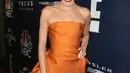 Kendall Jenner berpose saat menghadiri acara pada Golden Globes 2017 di Hotel Beverly Hilton, California, AS (8/1). Kendall Jenner tampil dengan gaun berwarna orange dengan belahan paha yang seksi. (Jesse Grant/Getty Images for NBCUniversal/AFP)