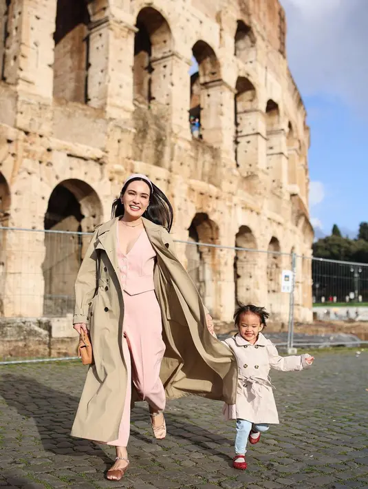 Kemudian, Shandy memasangkan set vest warna baby pink dengan coat warna coklat.