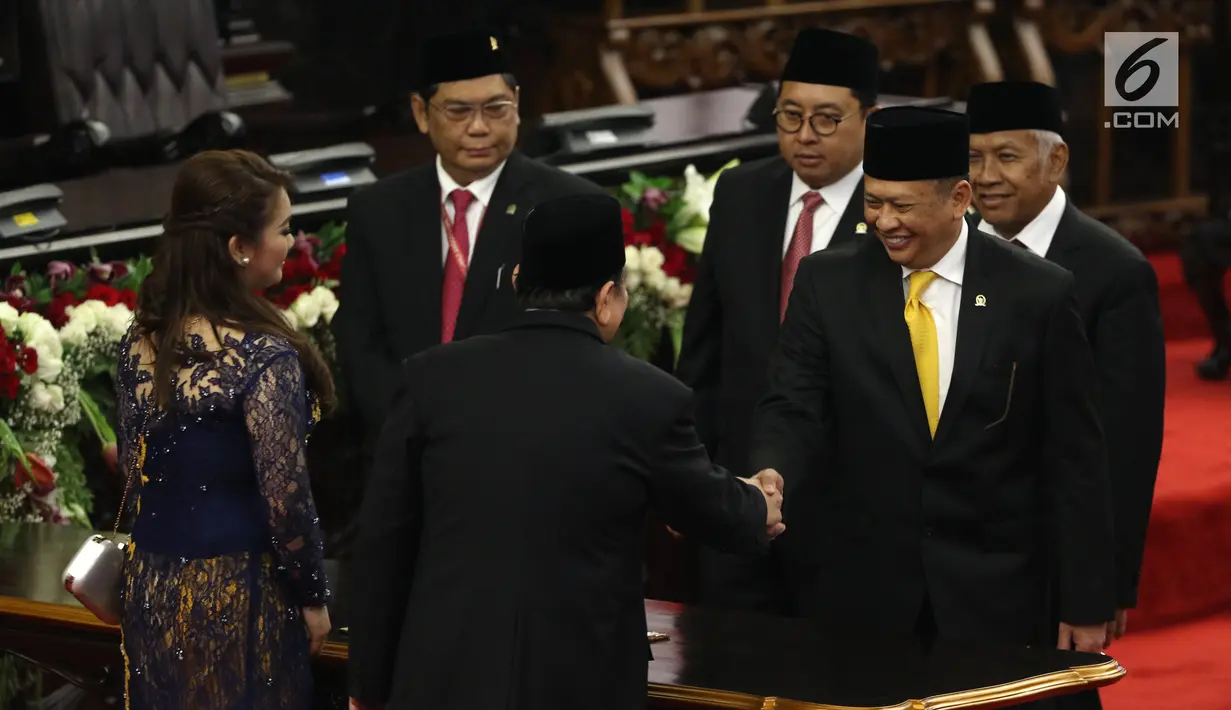 Eks Ketua DPR Bambang Soesatyo bersalaman dengan Ketua DPR Sementara Abdul Wahab Dalimunthe dalam pelantikan anggota DPR, MPR, dan DPD di Kompleks Parlemen, Jakarta, Selasa (1/10/2019). Para wakil rakyat yang terpilih dalam Pemilihan Umum 2019 dilantik hari ini. (Liputan.com/JohanTallo)