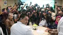 <p>Menteri Pemuda dan Olahraga baru, Dito Ariotedjo saat acara Serah Terima Jabatan (Sertijab) Menpora 2023 di Auditorium Wisma Kemenpora, Senayan, Jakarta Pusat, Selasa (04/04/2023). Ario Bimo Nandito Ariotedjo resmi dilantik sebagai Menpora sisa jabatan 2019-2024 menggantikan Zainudin Amali yang mengundurkan diri karena terpilih sebagai Wakil Ketua Umum PSSI. (Bola.com/Bagaskara Lazuardi)</p>