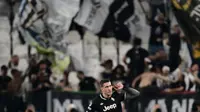 Penyerang Juventus asal Serbia #09, Dusan Vlahovic, merayakan golnya dalam pertandingan putaran pertama Liga Champions UEFA antara Juventus dan Borussia Dortmund di Stadion Allianz, Turin, Italia utara, Rabu (17-9-2025) dini hari WIB. (Marco BERTORELLO/AFP)