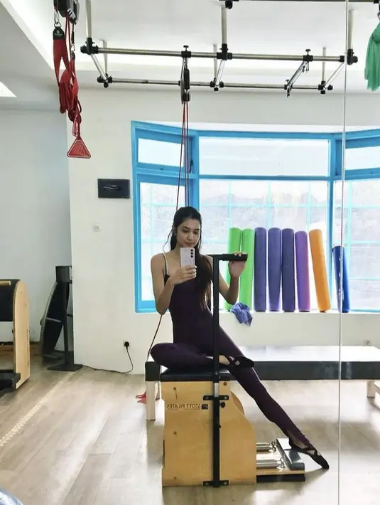 Saat olahraga, Mikha mengenakan jumpsuit ungu yang matching dengan handphonenya. Jumpsuit tersebut memiliki model  spaghetti straps. (@miktambayong)