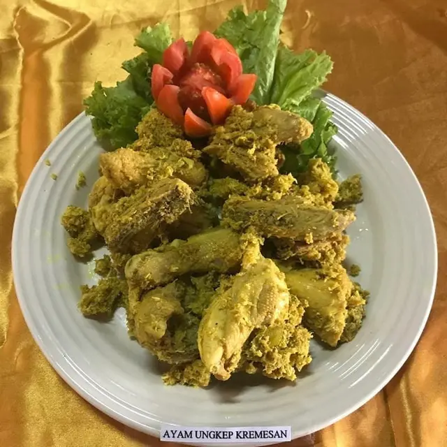 Sajian ayam ungkep kremesan