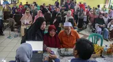 Warga lanjut usia (lansia) memadati aula Kantor Kelurahan Petukangan Utara Jakarta Selatan untuk mendaftarkan diri mendapatkan Kartu Layanan Gratis (KLG), Kamis (8/5/2025). (Liputan6.com/Angga Yuniar)
