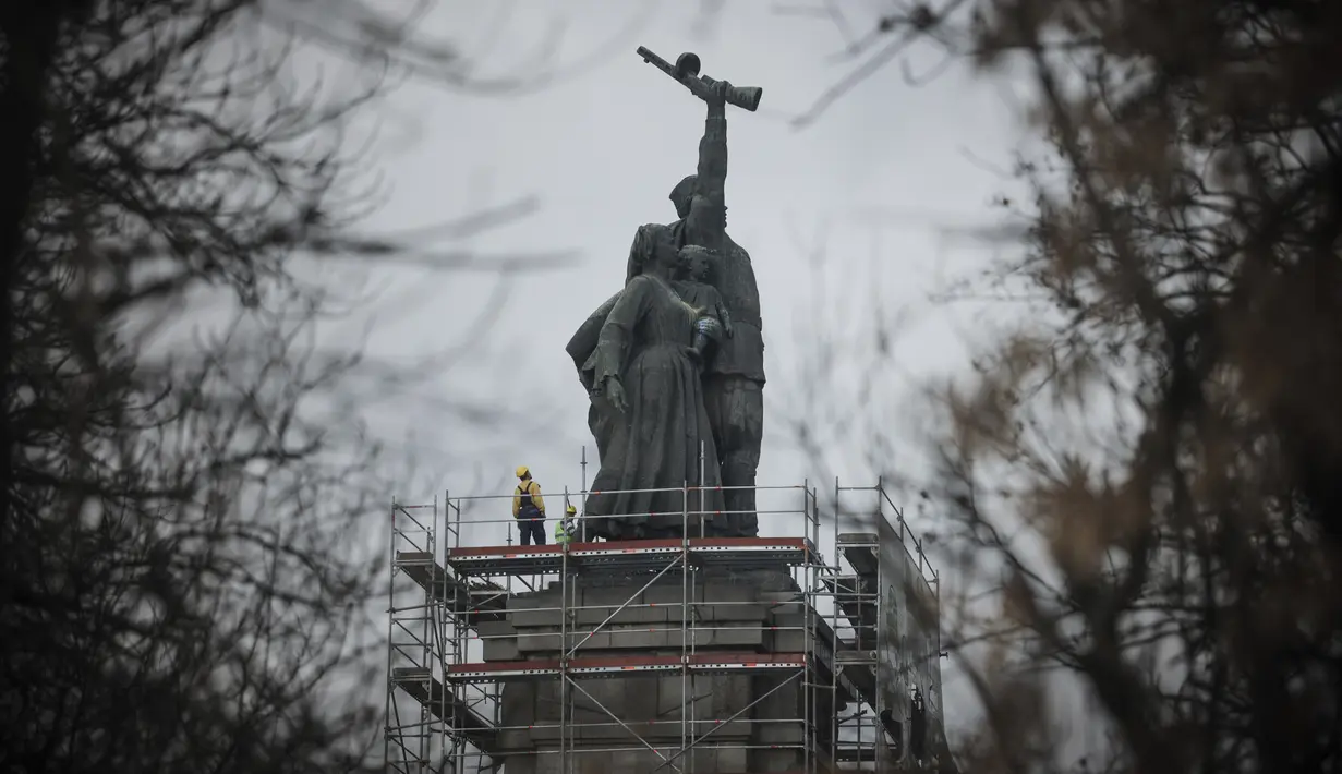 Para pekerja bersiap membongkar patung monumen Tentara Soviet di Sofia, Selasa, 12 Desember 2023. (AP Photo/Valentina Petrova)