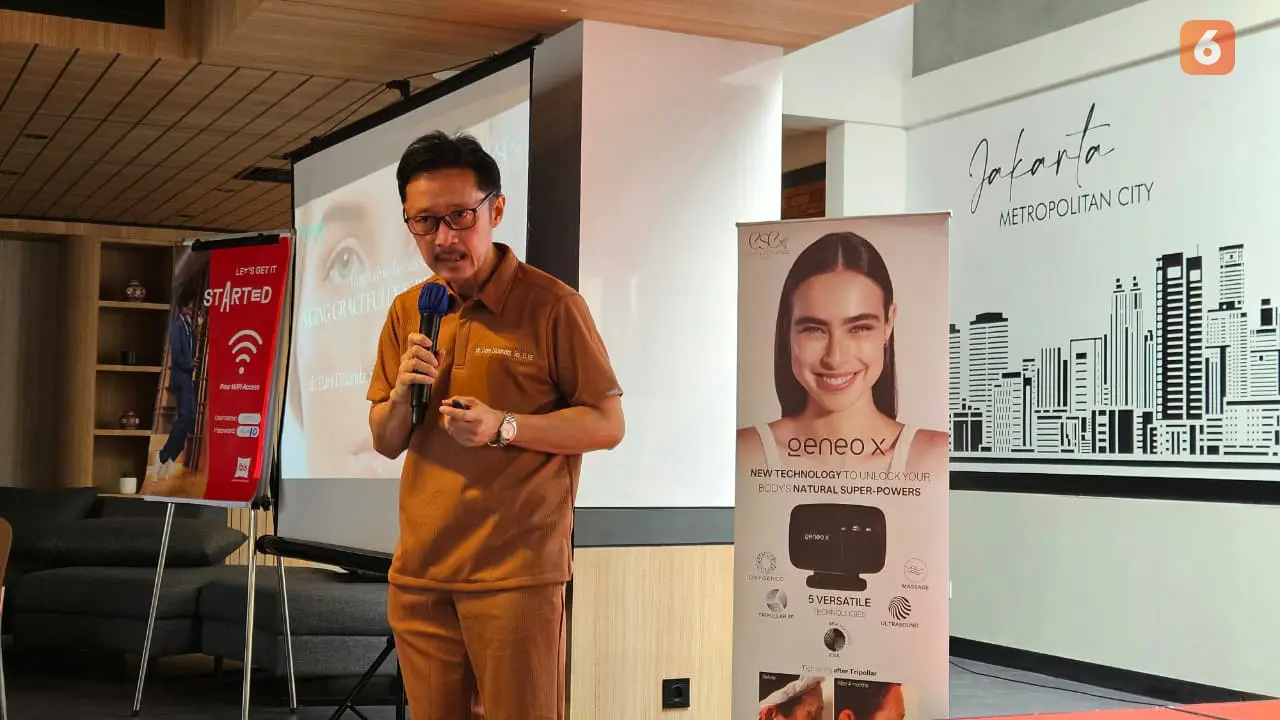 dr. Dani Djuanda menjelaskan cakar ayam di sudut mata sebagai tanda awal penuaan kulit sejak usia 30 tahun dan cara mencegahnya. (Foto: Aditya Eka Prawira/Liputan6.com)