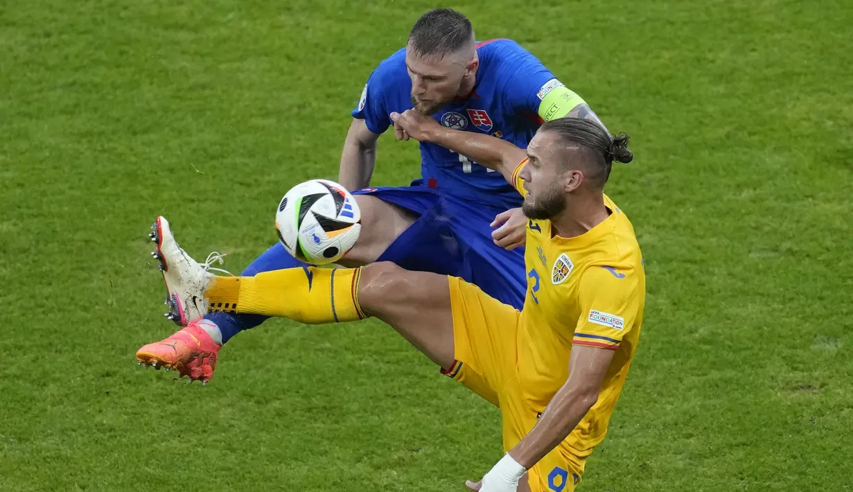 Timnas Rumania hanya imbang 1-1 lawan Slovakia. (AP Photo/Darko Vojinovic)