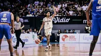 Pemain Pelita Jaya Yesaya Saudale memegang bola saat bertemu Satria Muda di laga terakhir musim reguler IBL 2023