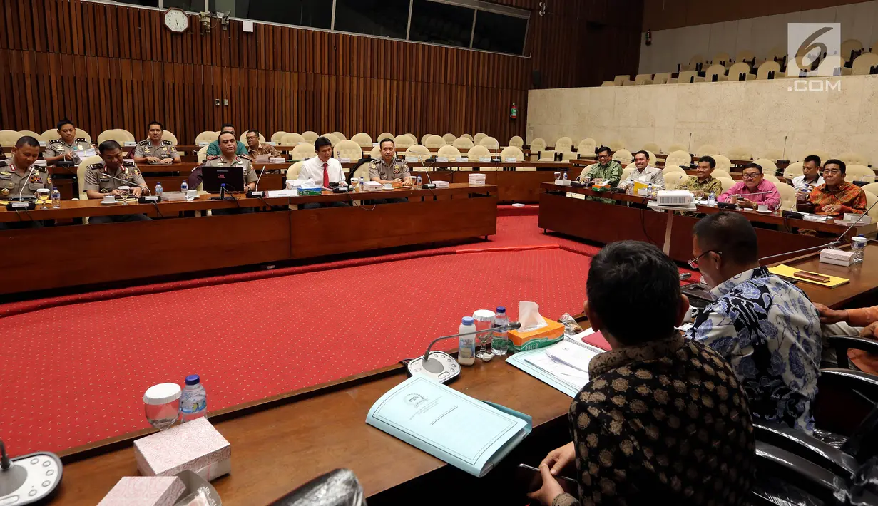 Suasana Rapat Dengar Pendapat di Komplek Parlemen, Senayan, Jakarta, Rabu (19/7). Rapat tertutup itu membahas salah satunya  hasil audit BPK terkait temuan sejumlah ketidakpatuhan terhadap peraturan dan penyimpangan sistem. (Liputan6.com/Johan Tallo)