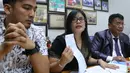 Dirut PT Rizki Abadi Jaya Anugerah, Lidia Kurniawati memberikan keterangan perihal permen jari di Jakarta, Senin (17/10). Berdasar hasil uji laboratorium BNN, permen yang di impor dari China tersebut negatif narkoba. (Liputan6.com/Angga Yuniar)