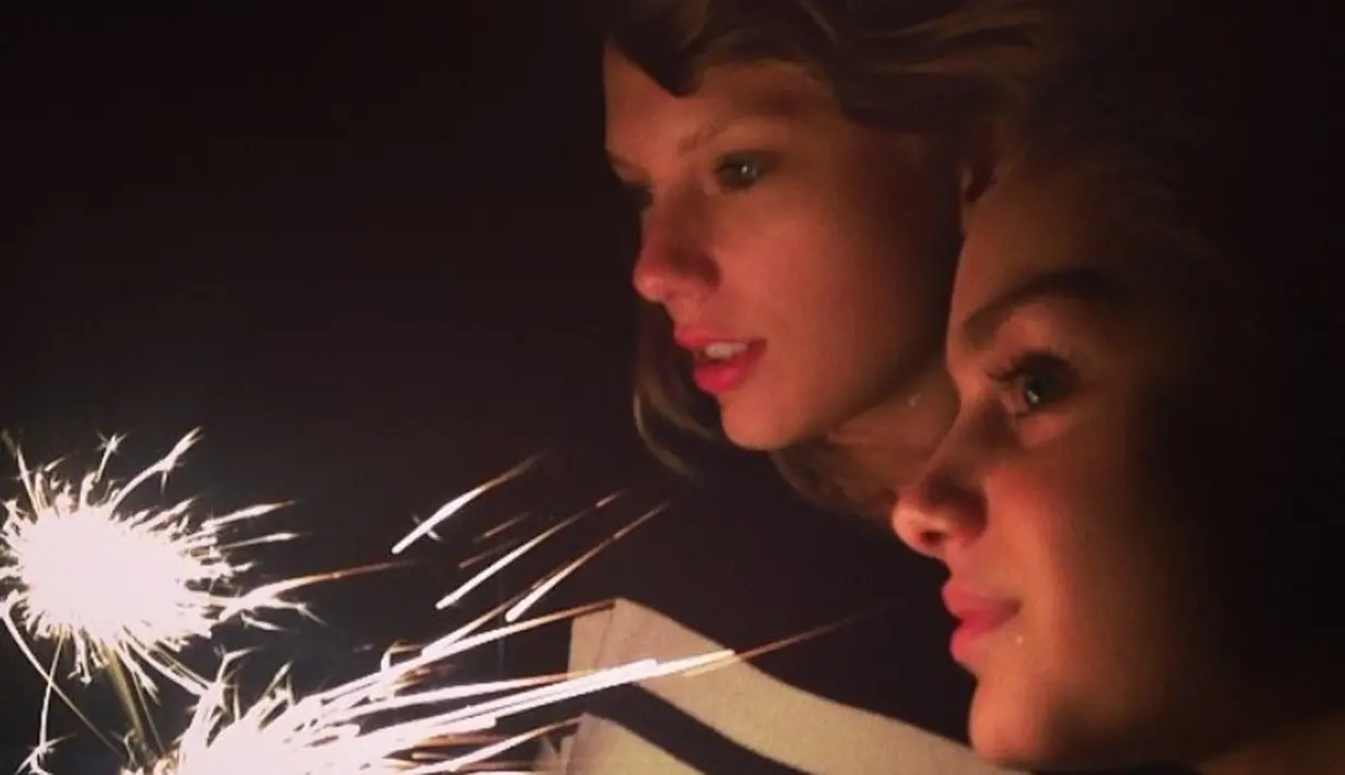 Masih dengan kembang api, Taylor Swift nampak menikmati 4 Juli sebagai hari libur yang berkesan dengan para sahabat. (instagram/odeyrush)