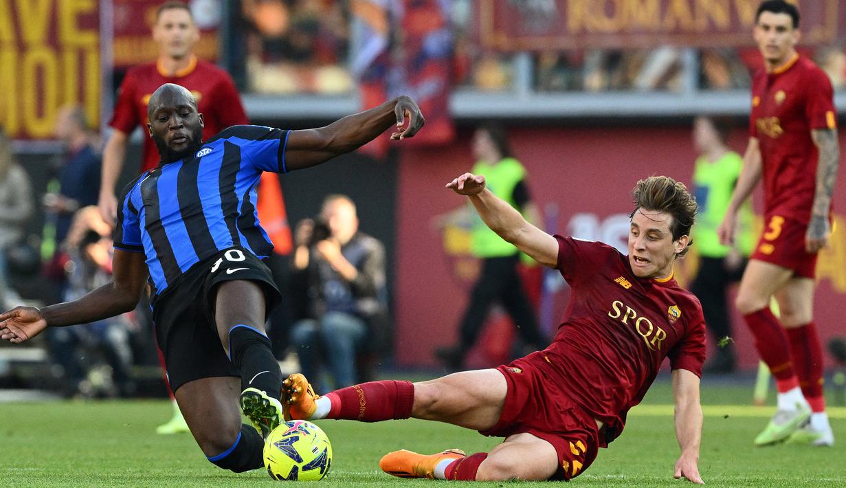 Pemain Inter Milan, Romelu Lukaku (kiri), berebut bola dengan pemain AS Roma, Edoardo Bove, dalam pertandingan lanjutan pekan ke-34 Serie A Liga Italia 2022/2023 yang berlangsung di stadion Olimpico, Sabtu (6/5/2023) malam WIB. (AFP/Vicenzo Pinto)