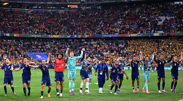 Para pemain Belanda merayakan kemenangan dalam pertandingan babak 16 besar Euro 2024 melawan Rumania di stadion Fussball Arenad, Munchen pada 2 Juli 2024. (Kirill KUDRYAVTSEV/AFP)