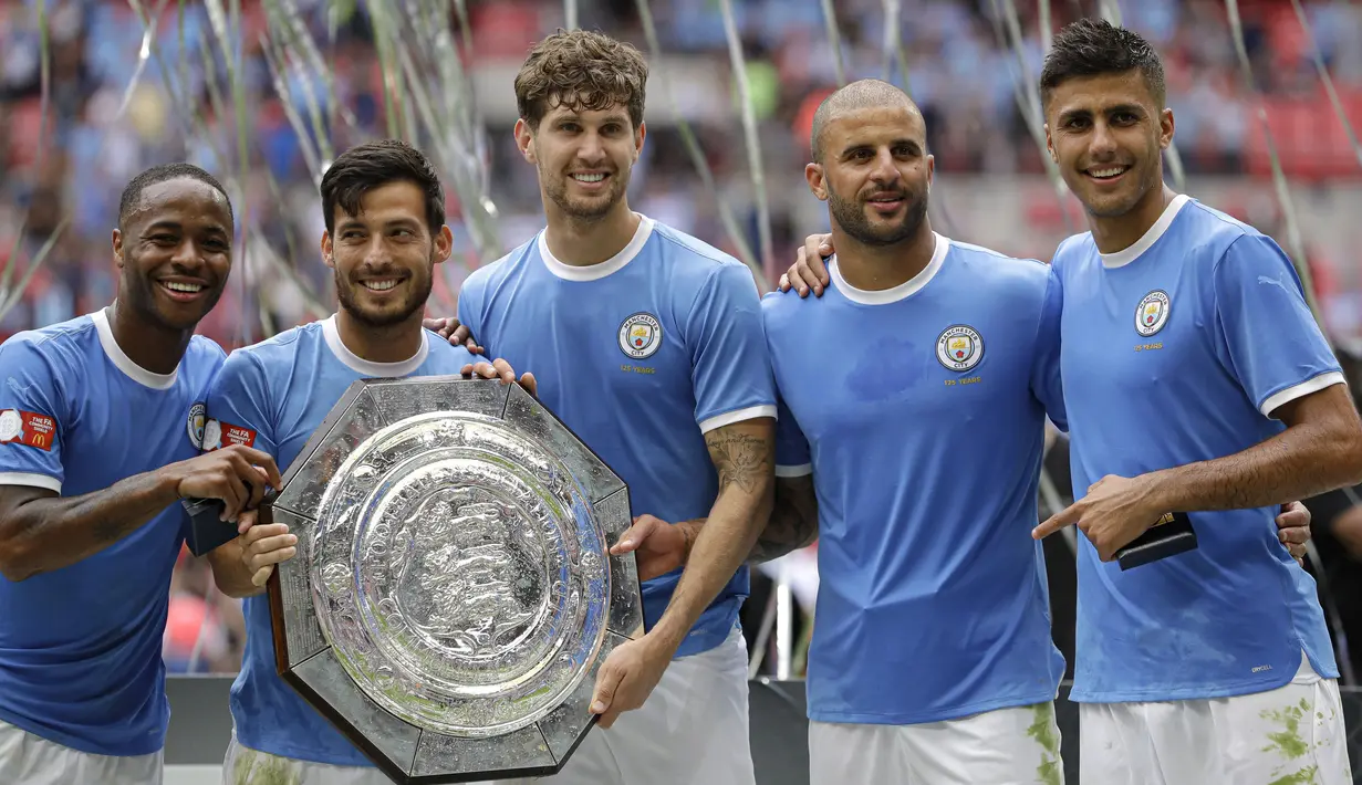 Para pemain Manchester City berpose dengan trofi Community Shield 2019 usai pertandingan melawan Liverpool di stadion Wembley, London, Inggris (4/8/2019). Manchester City menang adu penalti atas Liverpool 4-5 (1-1). (AP Photo/Kirsty Wigglesworth)