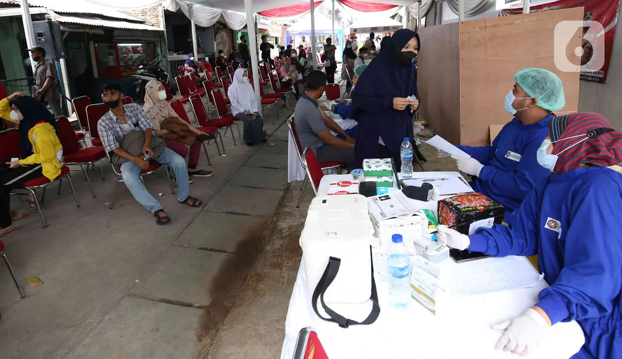 Suasana pelaksanaan vaksinasi COVID-19 di kawasan Pancoran, Jakarta (29/3/2022). Pemprov DKI Jakarta akan meningkatkan sentra vaksinasi jelang Ramadhan, hal itu dilakukan untuk meningkatkan percepatan vaksinasi booster sebagai syarat mudik 2022.(Liputan6.com/Herman Zakharia)