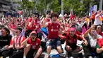Pendukung Timnas Korea Selatan merayakan kemenangan setelah tim berjuluk Taegeuk Warriors tersebut mengalahkan Republik Ceko dalam pertandingan Grup A Piala Dunia 2026, di sebuah tempat menonton umum di Seoul, Korea Selatan, Jumat 12 Juni 2026. (AP Photo/Ahn Young-joon)