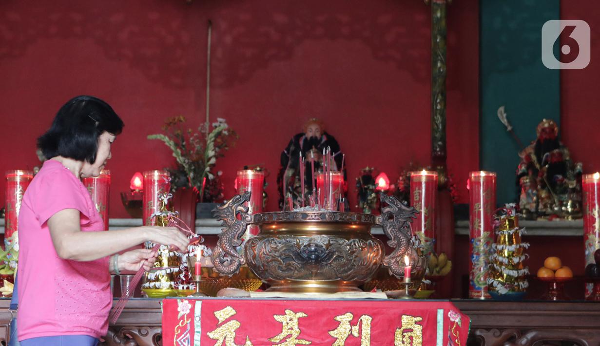 Warga keturunan Tionghoa menyalakan lilin saat sembahyang menyambut Tahun Baru Imlek 2571 di Klenteng Kong Miao, TMII, Jakarta Timur, Sabtu (25/1/2020). Perayaan imlek tahun ini merupakan tahun Tikus Logam yang melambangkan kesuburan dan kekayaan dan waktu yang baru. (Liputan6.com/Herman Zakharia)
