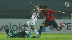 Bek Persija, Willian C Pachecho (kanan) menahan pergerakan pemain Bali United, Irfan Bachdim pada laga lanjutan Liga 1 Indonesia di Stadion Patriot Candrabhaga, Minggu (21/5). Laga kedua tim berakhir imbang 0-0. (Liputan6.com/Helmi Fithriansyah)