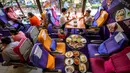 Orang-orang duduk di kursi pesawat saat makan di restoran pop-up bertema kabin pesawat di kantor pusat Thai Airways di Bangkok, 10 September 2020. Restoran pop-up ini menyajikan sekitar 2.000 makanan per hari untuk memulihkan pendapatan yang hilang selama pandemi virus corona. (Mladen ANTONOV/AFP)