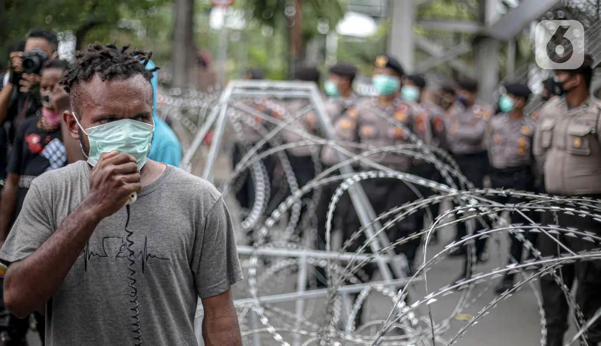 Massa yang tergabung dalam Aliansi Mahasiswa Papua saat menggelar aksi di kawasan Patung Kuda, Jakarta, Senin (16/11/2020). Mahasiswa menolak operasi Blok Wabu bekas PT Freeport Indonesia, perpanjangan otonomi khusus Papua yang berakhir 2021, dan UU Cipta Kerja. (Liputan6.com/Faizal Fanani)