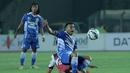 Firman Utina dihentikan gerakannya oleh pemain Persiba Balikpapan dalam turnamen Piala Presiden 2015 di Stadion Si Jalak Harupat, Bandung, Rabu (2/9/2015). (Bola.com/Peksi Cahyo)