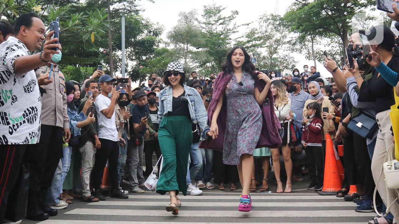 Adu Gaya Jessica Iskandar dan Giselle Anastasia di Citayam Fashion Week