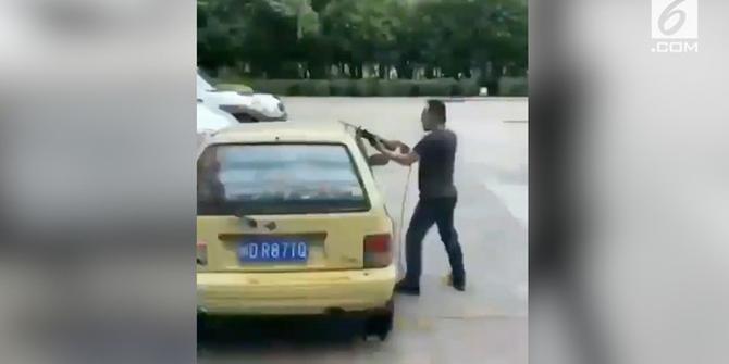 VIDEO: Pria Nekat Membelah Mobil yang Halangi Parkirnya