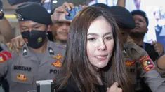 Aktris Wulan Guritno tiba di Gedung Bareskrim Polri, Jakarta, Kamis (14/9/2023). Direktorat Tindak Pidana Siber (Dittipidsiber) Bareskrim Polri melakukan pemanggilan terhadap aktris Wulan Guritno terkait dugaan promosi situs judi online untuk diperiksa. (Liputan6.com/Herman Zakharia)