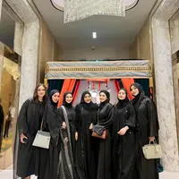 Geng Mamayu yang terdiri dari beberapa artis terlihat melakukan bukber kompak mengenakan outfit serba hitam. Diunggah melalui akun Instagram pribadi Aurel Hermansyah, ia terlihat mengenakan gamis dan hijab yang sama-sama berwarna hitam polos. [Foto: Instagram/aurelie.hermansyah]