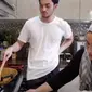 Rizky Nazar asyik membantu ibunya masak mesere ayan atau ayam suwir Bali  (dok.YouTube/Rizkina Nazar)