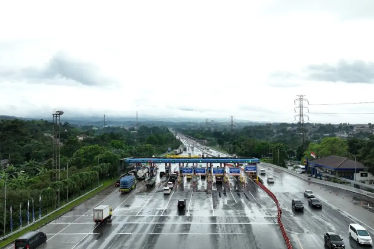 Suasana arus lalu lintas di Gerbang Tol Ciawi menuju wilayah Puncak, Bogor, Jawa Barat.