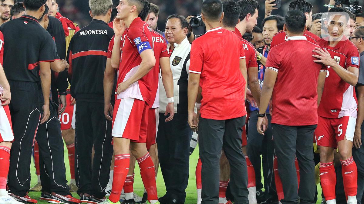 Turun ke Lapangan, Presiden Prabowo Subianto Beri Ucapan Selamat kepada Pemain Timnas Indonesia