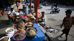 Pedangan menjual dagangannya di sebuah pasar tradisional usai gempa dan tsunami melanda Palu, Sulawesi Tengah, Kamis (4/10). Sejumlah toko mulai buka dan penjual mulai berdagang kembali. (Permata SAMAD/AFP)