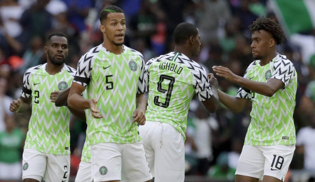 Nike merilis jersey tersebut dengan model Alex Iwobi dan Wilfred Ndidi. (AP/Matt Dunham)