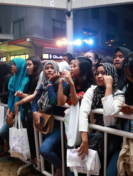 Konser 3 Generasi terus berlanjut. Diadakan di Summarecon Mall Serpong, Tangerang pada 19 Maret 2016. bintang.com menyajikannya secara live melalui streaming "Bintang.com 1st Anniversary "KONSER BINTANG 3 GENERASI”. (Adrian Putra/Bintang.com)