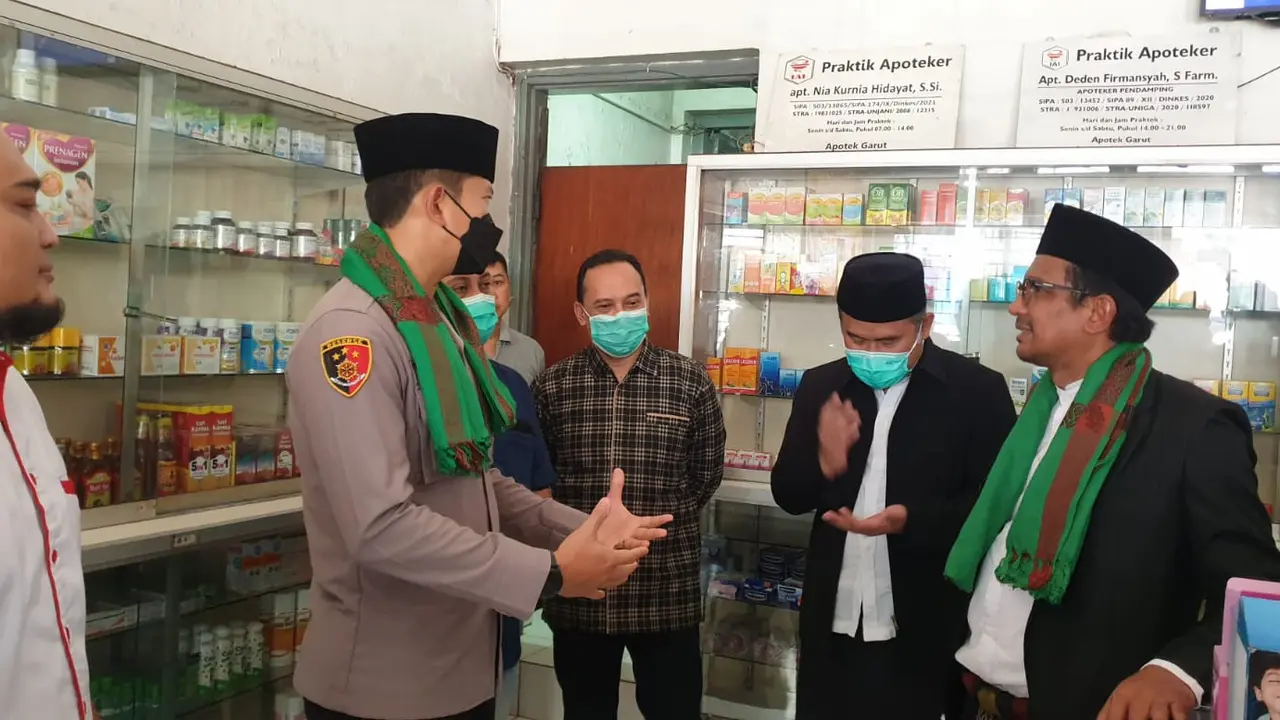 Wabup Garut Helmi Budiman dan Kapolres Garut AKBP Wirdhanto Hadicaksono dalam pengecekan sejumlah apotek mengenai pelarangan penjualan obat sirup di Garut. (Liputan6.com/Jayadi Supriadin)